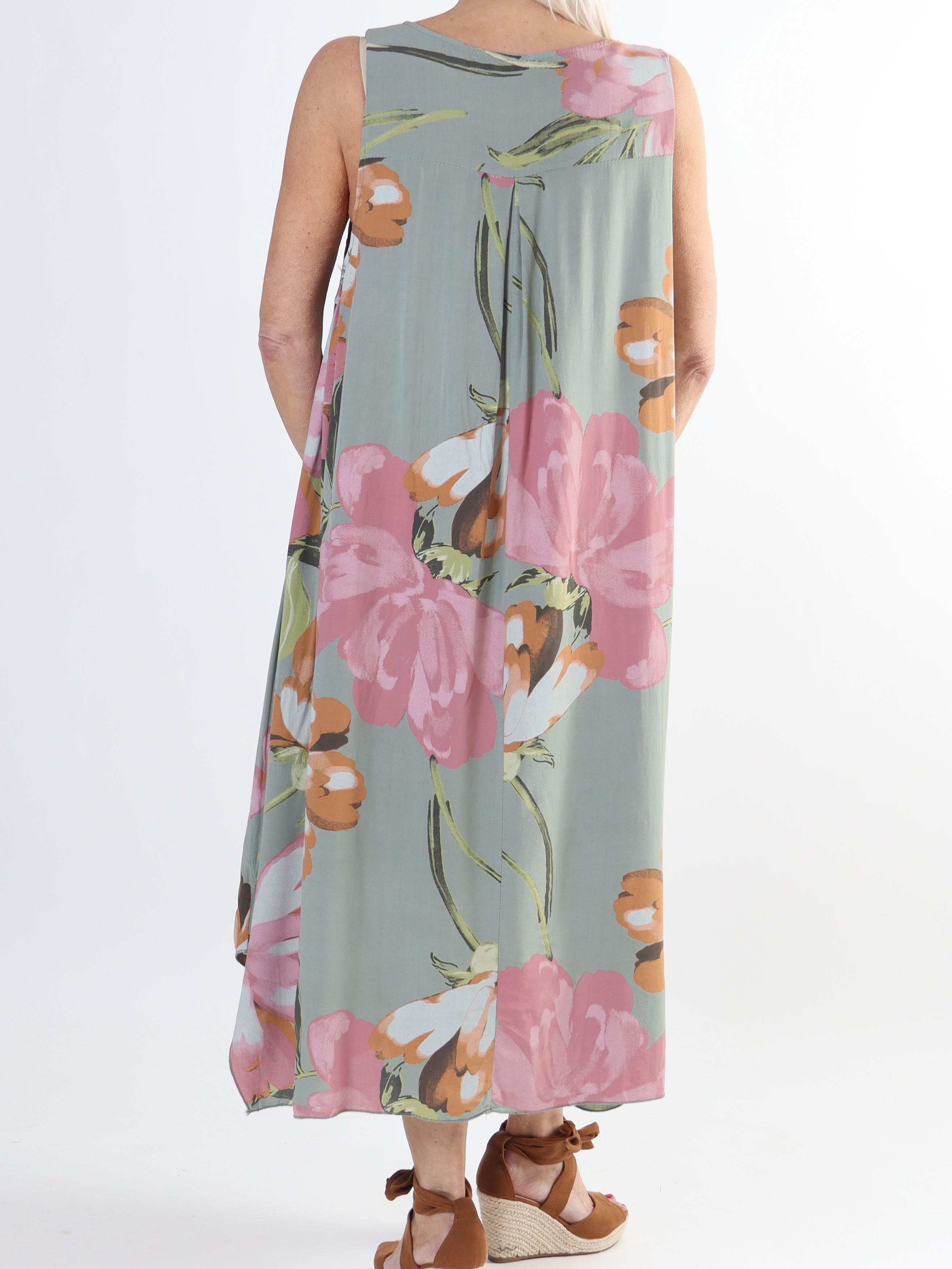 Kirsi - Sød plus size blomstret sommerkjole i viskose med lommer